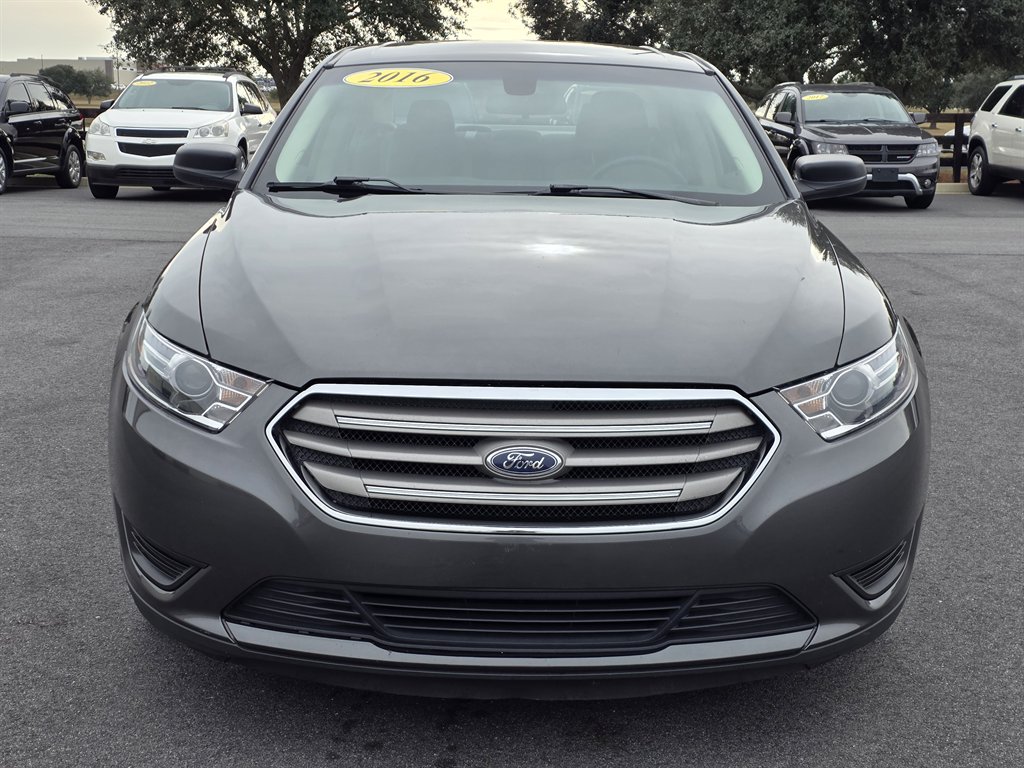 2016 Ford Taurus SE's photo